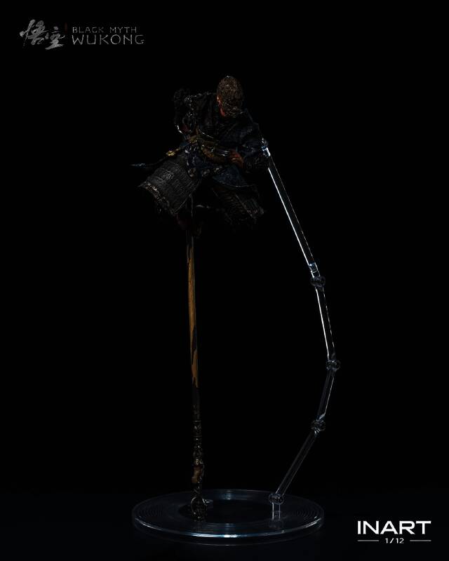 可动人偶侧面展示，比例协调，盔甲线条流畅，造型极具冲击力