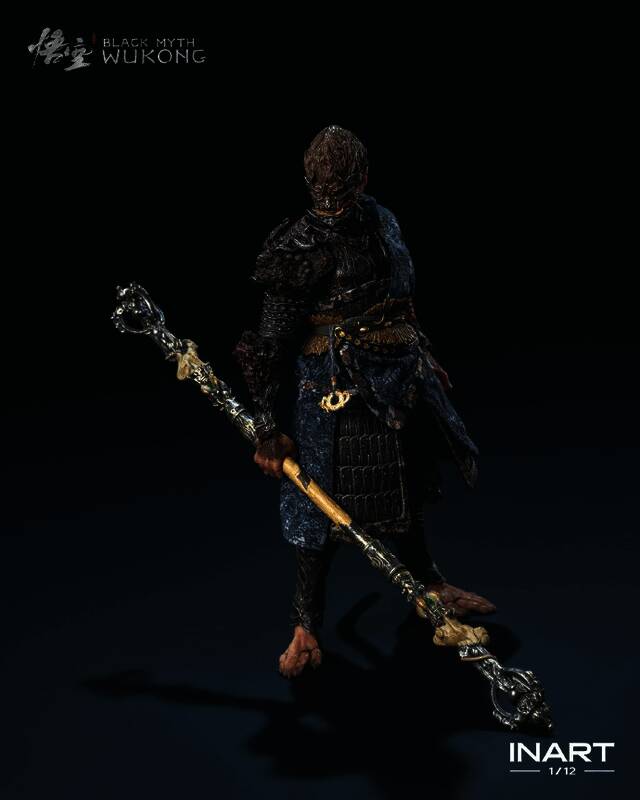 可动人偶摆放在展示台上的效果，灯光映衬下更显精致与神秘感