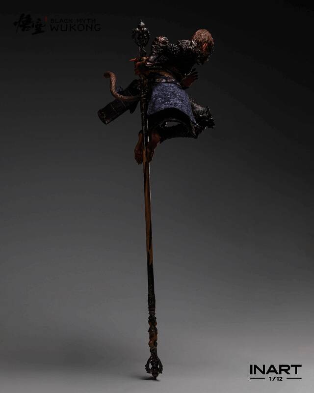 天命人披风展开状态下的造型，动感十足，仿佛随时将投入战斗