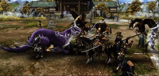 玩家与世界王激烈对战，刀光剑影间展现极致战斗张力