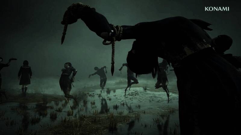 寂静岭f游戏画面展示，主角手持手电筒在浓雾笼罩的小巷中探索