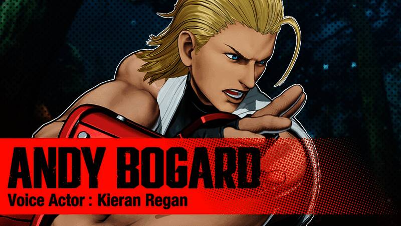 玩家在展台前试玩《拳皇15》，身旁摆放着游戏角色立牌