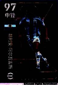 阿尔瓦雷斯球员卡形象，身穿阿根廷国家队服，手持奖杯庆祝