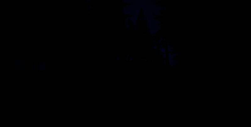 暴风雪天气下角色在野外艰难前行的画面