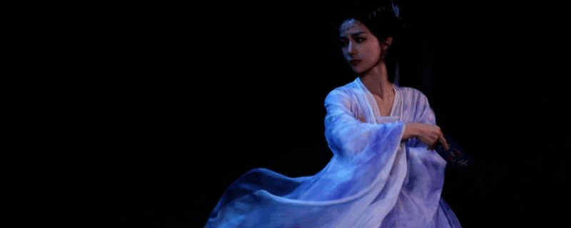 游戏宣传画面，展示主角与NPC互动的精彩瞬间，背景为古风修仙场景