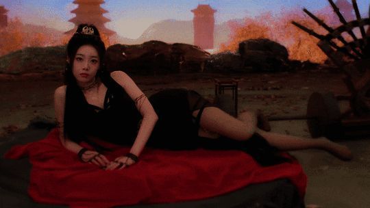 大师姐蓝云柔手持长鞭冷艳表情