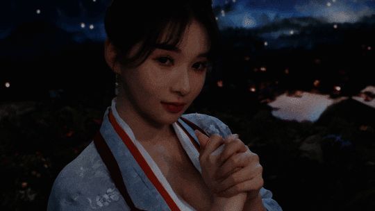 潘素琴温柔可亲手中端着一碗汤