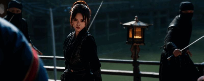 游戏主视觉海报展示三位古装美人环绕主角的场景，整体画面充满东方古典韵味