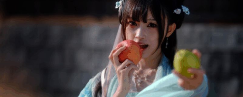 游戏主视觉画面，主角置身于六位女子之间，背景为古代宫殿与烽火交织的场景