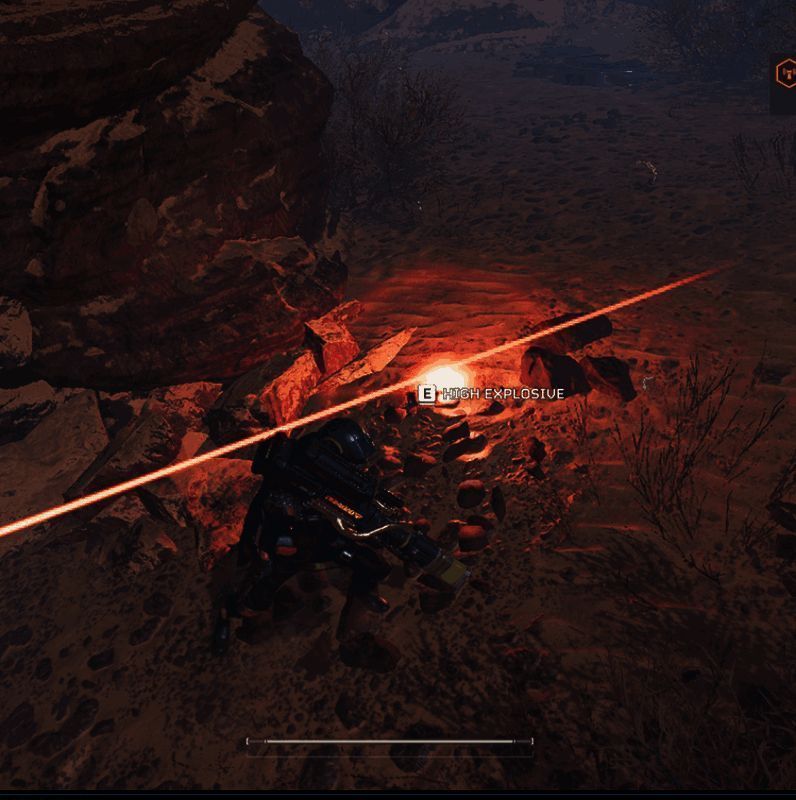 游戏中玩家角色正在迅速反应，准备将榴弹掷回敌方