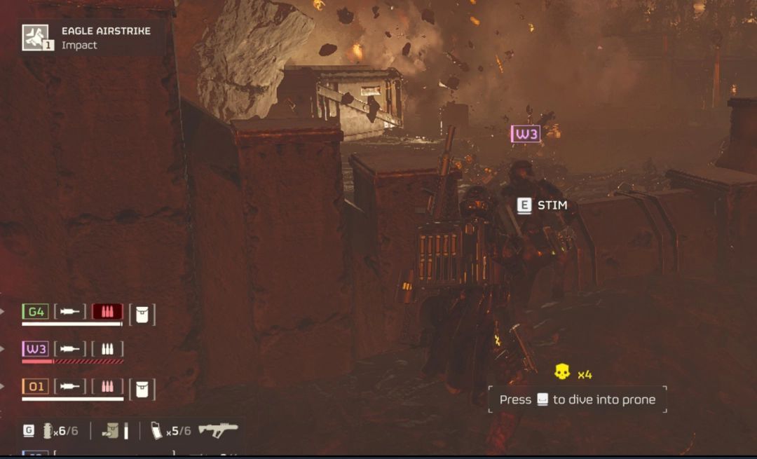 多人联机战斗画面，几名角色协同作战并互相支援