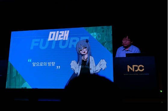 会议现场观众专注观看PPT演示