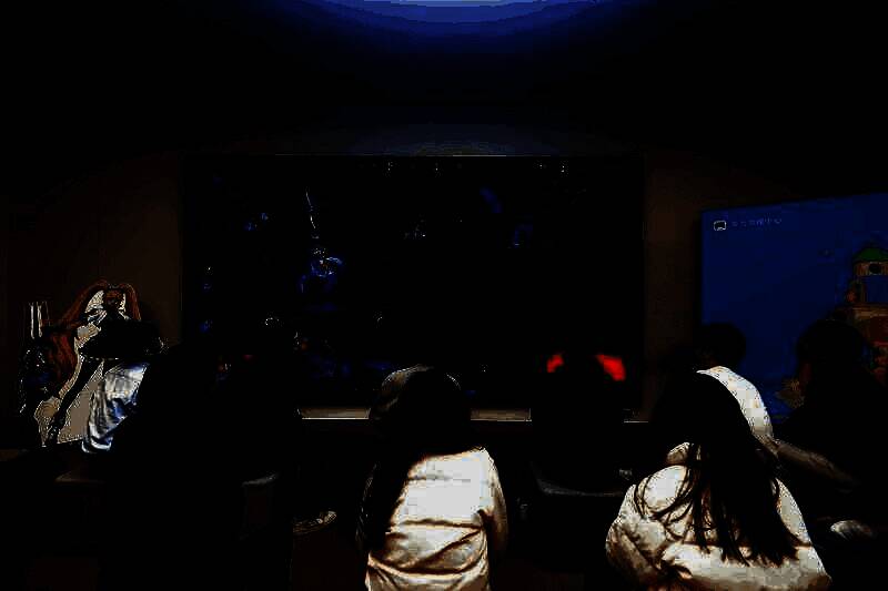 《决胜巅峰》主题店内玩家正在进行激烈对战，争夺最强路人王称号