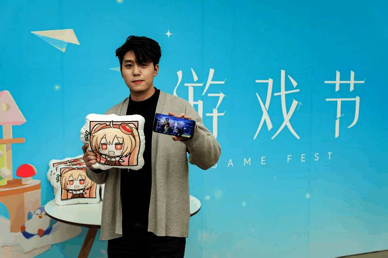 《光与夜之恋》主题店内玩家合影留念，气氛温馨浪漫