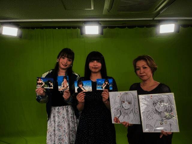 Azusa与Tsukushi并肩而立的对比图，展现出两种截然不同的个性风格