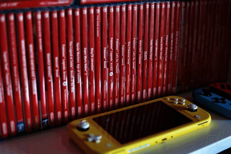 警方正在调查被盗图书馆现场，警员在书架旁翻查线索