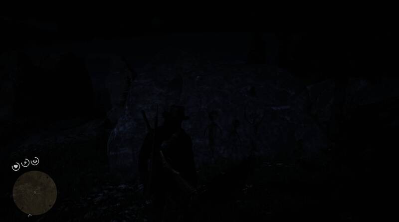 草莓镇附近墙面涂鸦，描绘半月标志与非人类生物形象