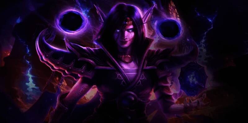 Chris Metzen在BlizzCon演讲画面，背景为《魔兽世界》世界地图投影