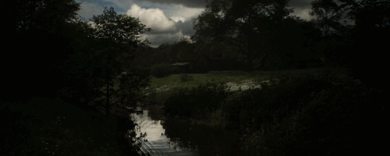 游戏中角色在中世纪场景中探索的画面，背景是宏伟的城堡和辽阔的原野