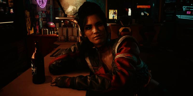 《赛博朋克2077》中角色朱迪与主角互动的私密场景，画面柔和，气氛温馨