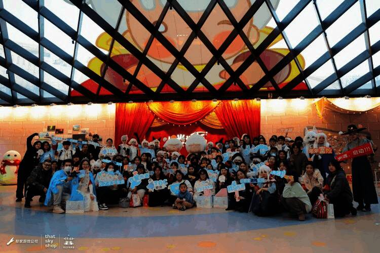 活动现场中央舞台布置华丽，周围设有多个互动展台