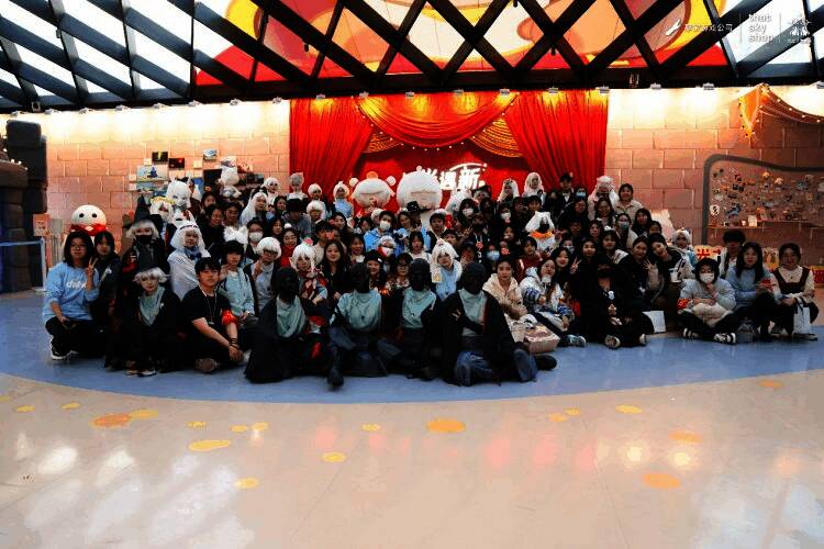 友友会现场灯光璀璨，玩家围坐一圈彼此分享故事与回忆