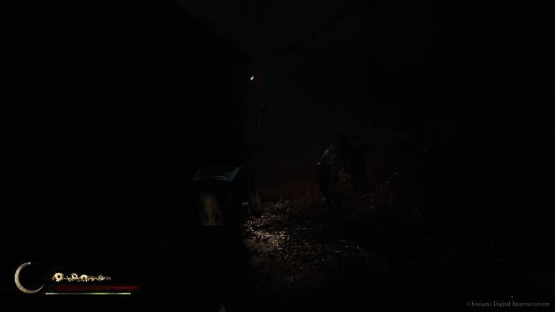 《寂静岭f》女主深水雏子身穿破损JK制服，手持钢管面对恐怖怪物