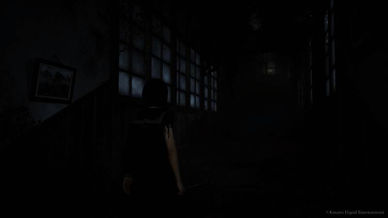 《寂静岭f》实机截图，展示昏暗街道与神秘建筑