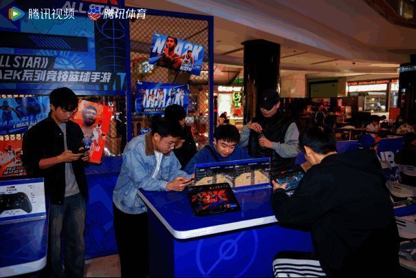 玩家现场试玩画面，专注操作控制