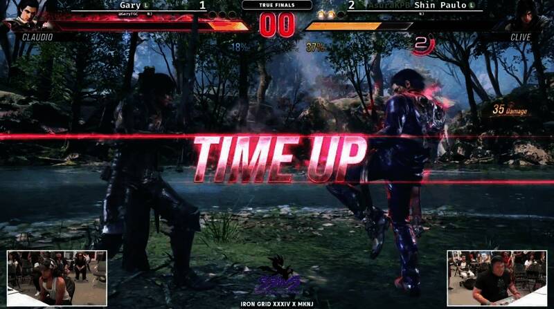 比赛现场观众围观激烈对战，桌上摆放PS5主机与多个手柄