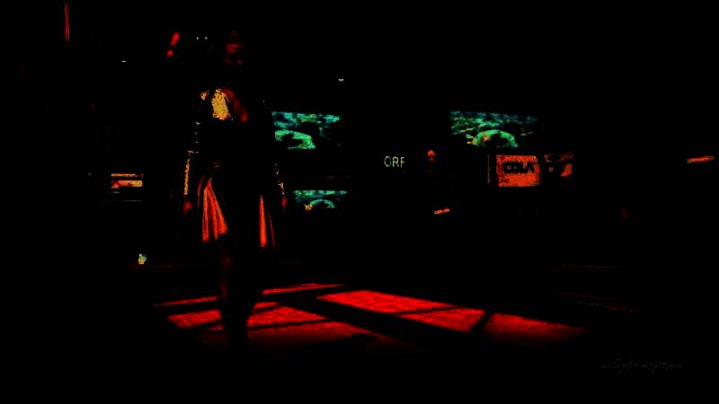 主角V站在高楼边缘俯瞰夜之城全景，光影交错极具视觉冲击力