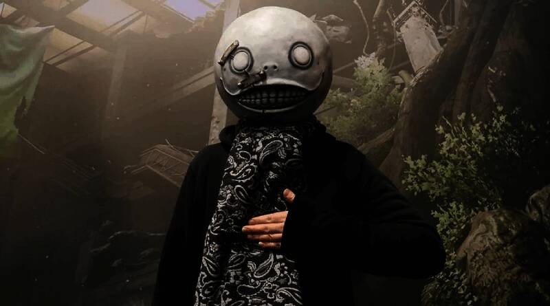 横尾太郎在访谈中面戴标志性的诡异面具，神情专注地回答问题