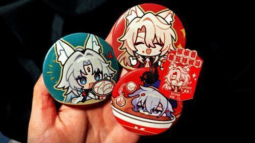 玩家利用包装盒制作徽章、冰箱贴等自制周边