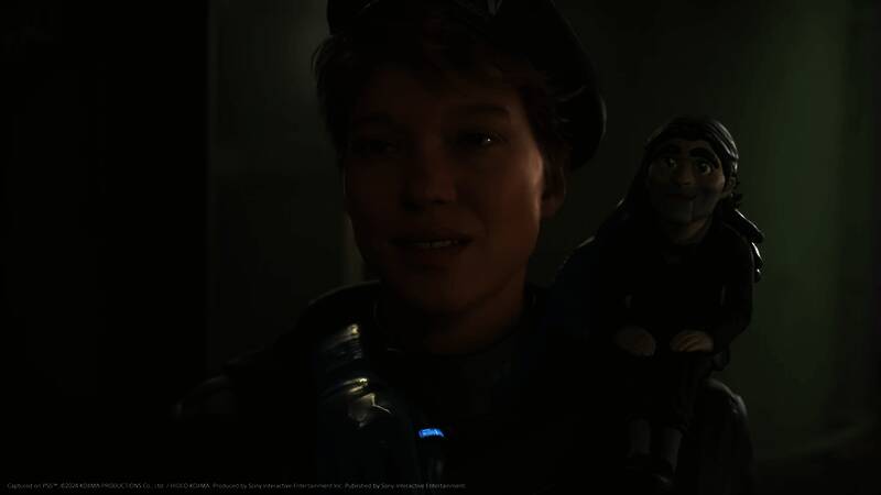 小岛秀夫在制作室中神情专注地观看屏幕，身后是《死亡搁浅2》的标志性LOGO