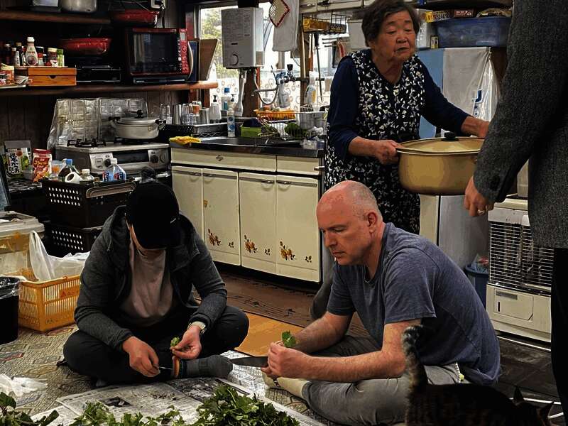 Sucker Punch开发团队在北海道进行实地调研，与阿伊努文化顾问合影