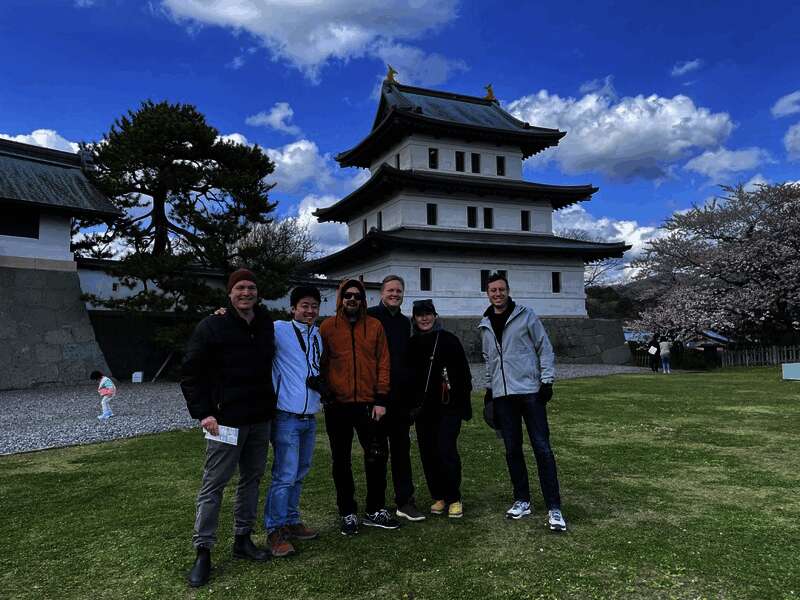 团队成员在北海道森林中拍摄的照片，展现原始自然风光