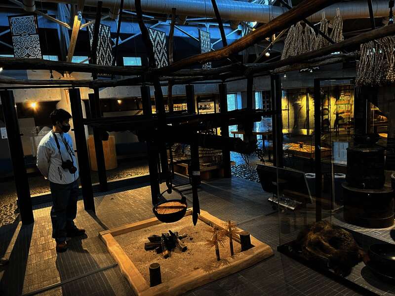 北海道传统木屋外观，体现阿伊努民族的建筑风格