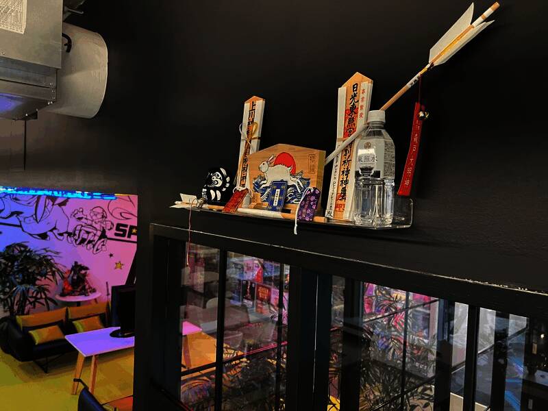 Sucker Punch团队在日光东照宫前合影留念，表情认真庄重