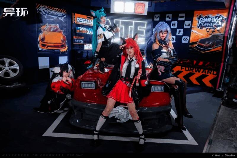 《异环》展台现场实景，霓虹灯下充满幻想风格的二次元都市布景