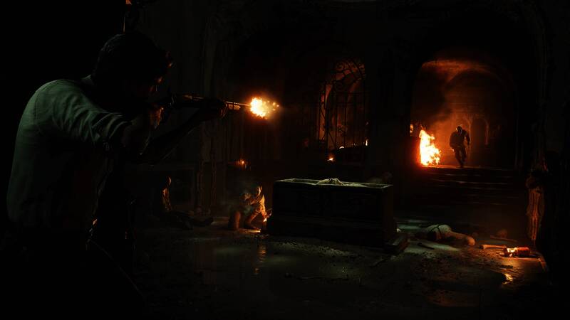 恩佐在昏暗灯光下擦拭武器，桌面摆放着老式台灯与信件，氛围感十足