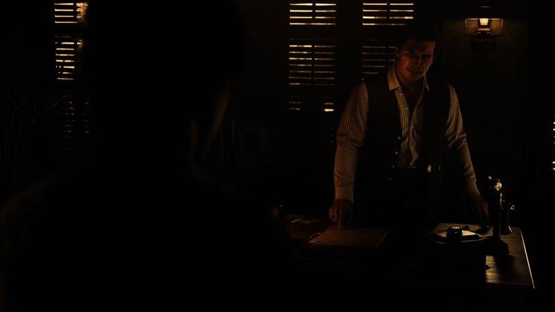 街头火拼场景，子弹横飞，烟尘弥漫，战斗激烈程度可见一斑