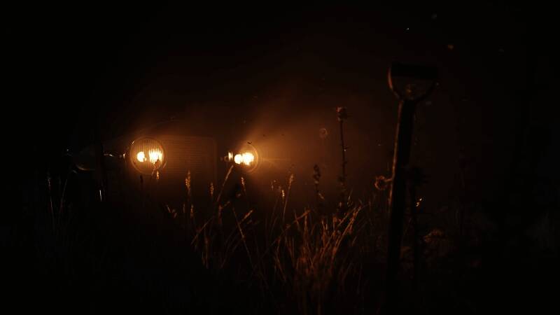 主角手持左轮枪对峙敌对帮派成员，枪口冒出火光，紧张感爆棚