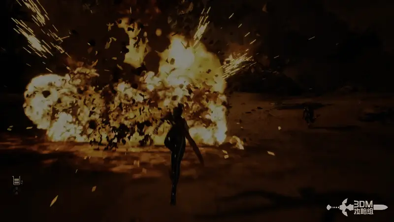 穿越爆炸区域，主角在火光中奔跑前进