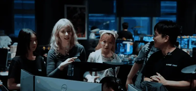 制作人梁其伟接受采访，神情专注，语气温和而坚定