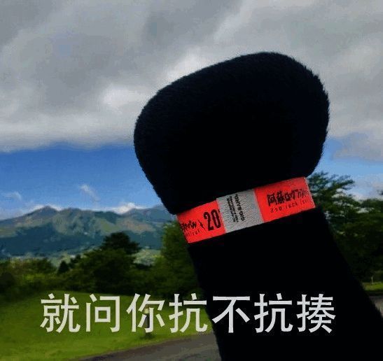 战斗场景截图，战舰释放导弹与能量炮弹，同时展开护盾抵挡敌方攻击