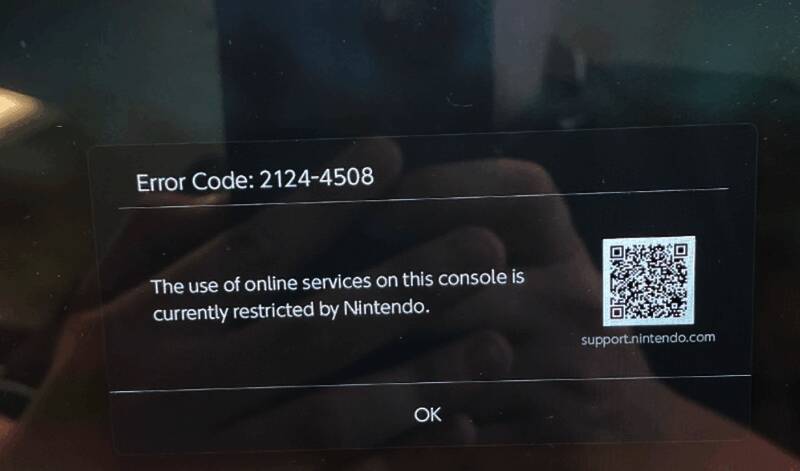 社交媒体用户评论截图，讨论使用盗版卡导致主机封禁的情况