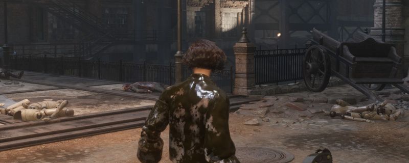 游戏中玩家角色站在一座破败城市的街头，前方是通往工厂的大桥