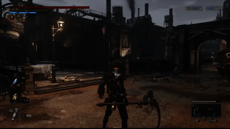 电话亭外观细节清晰可见，周围环境昏暗，光线微弱