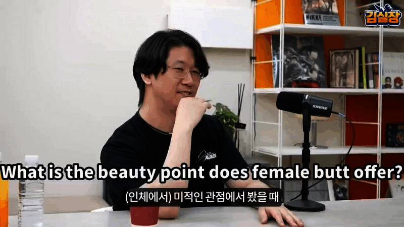 主持人聆听时忍俊不禁的表情特写