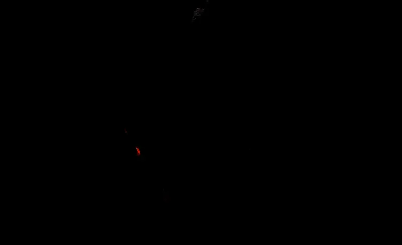 主角身着唐代风格服饰，手持长剑，神情坚毅，背景为古风建筑与云雾缭绕的山景